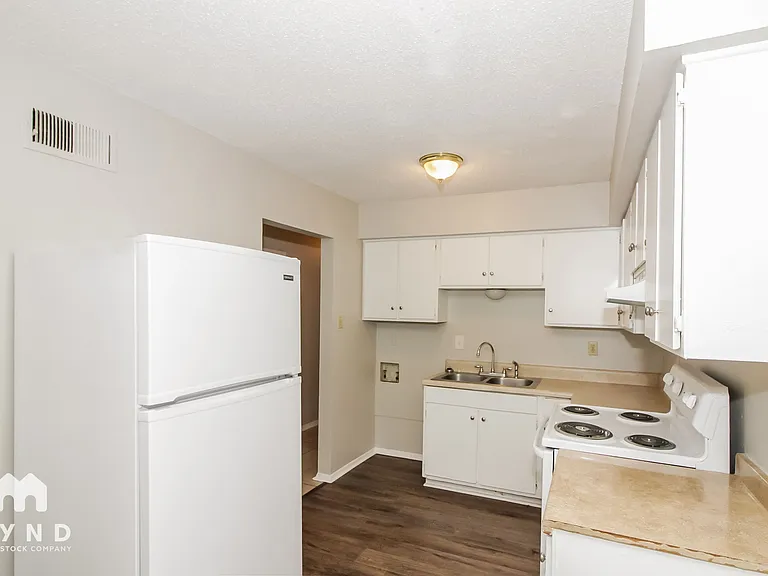 6875 Embassy Cir — Photo 3