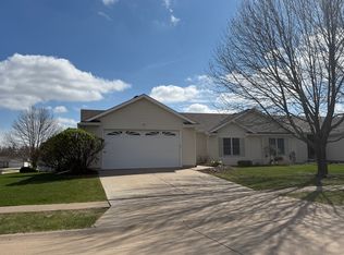 34 Madison Cir, Davenport, IA
