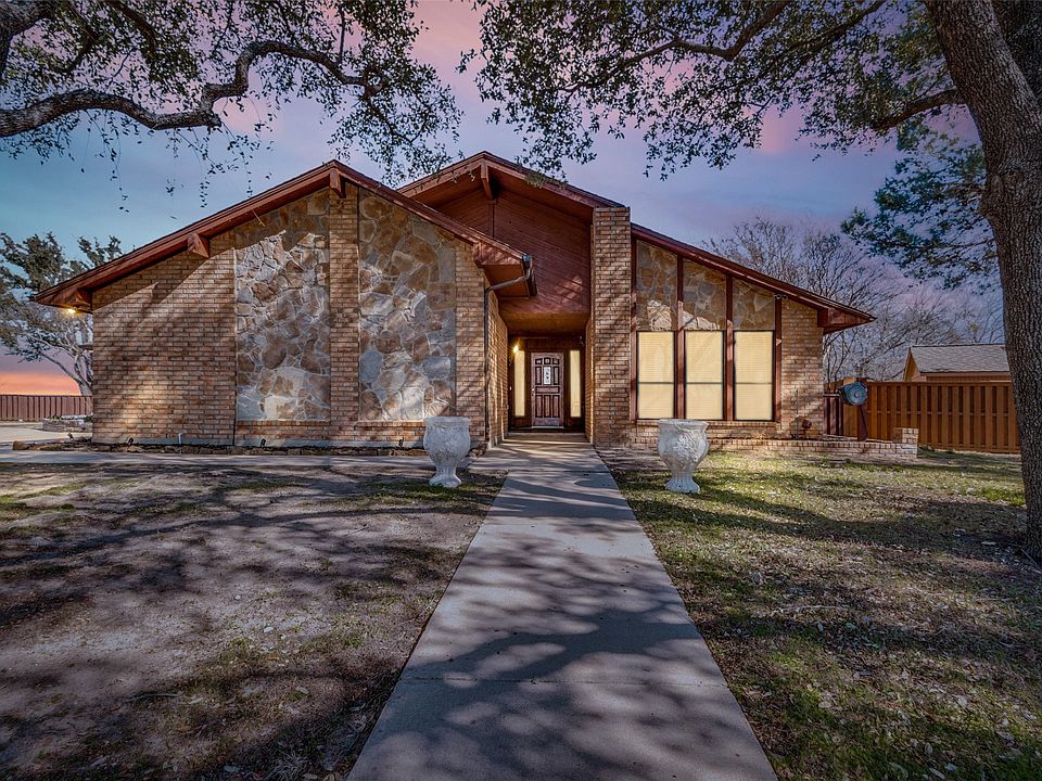 1st image of 8828 Glen Hollow Dr