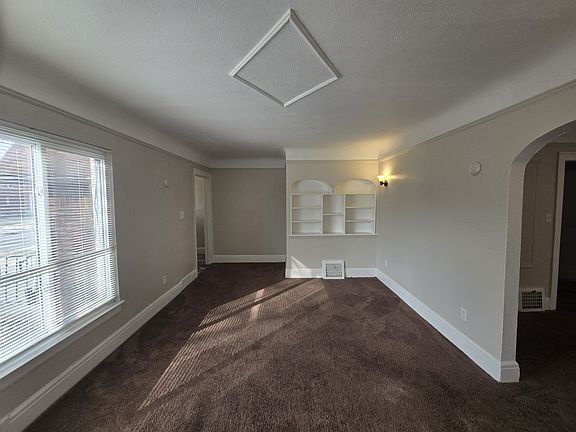 4th image of 15858 Sussex St