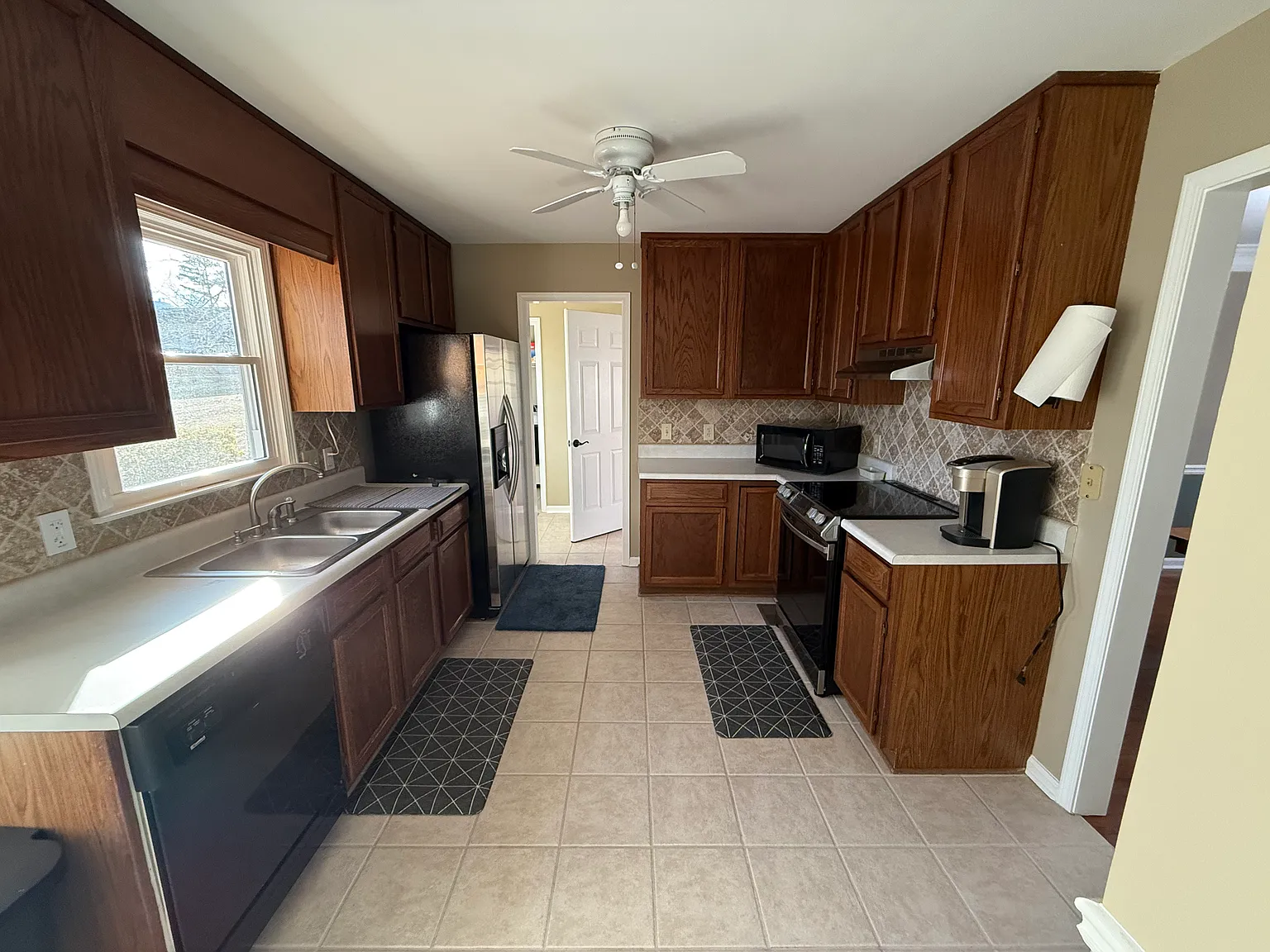 3 bed, 2312 sqft, $3,000 — Photo 2