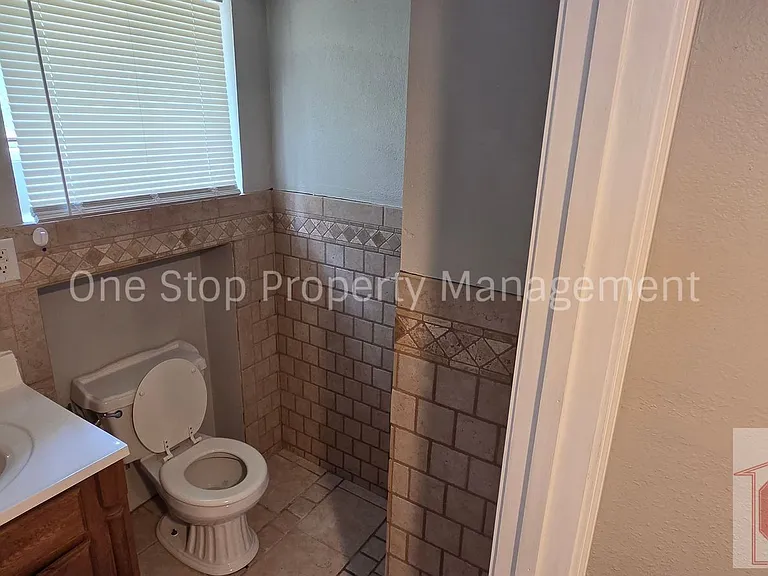 2111 N 49th St — Photo 30