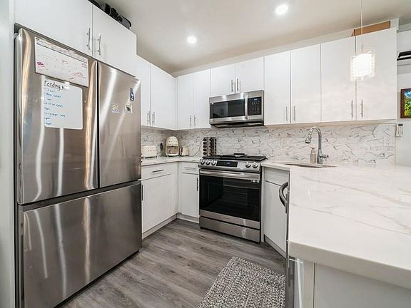 5th image of 1028 Hudson St #B1