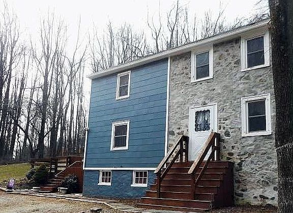 2nd image of 136 Stoney Bank Rd