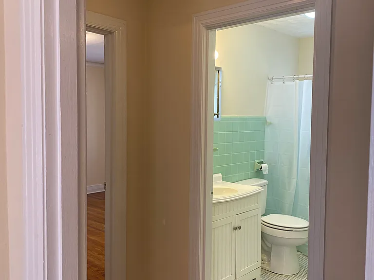 Hallway between bedroom 1 and 2 with a bath in between