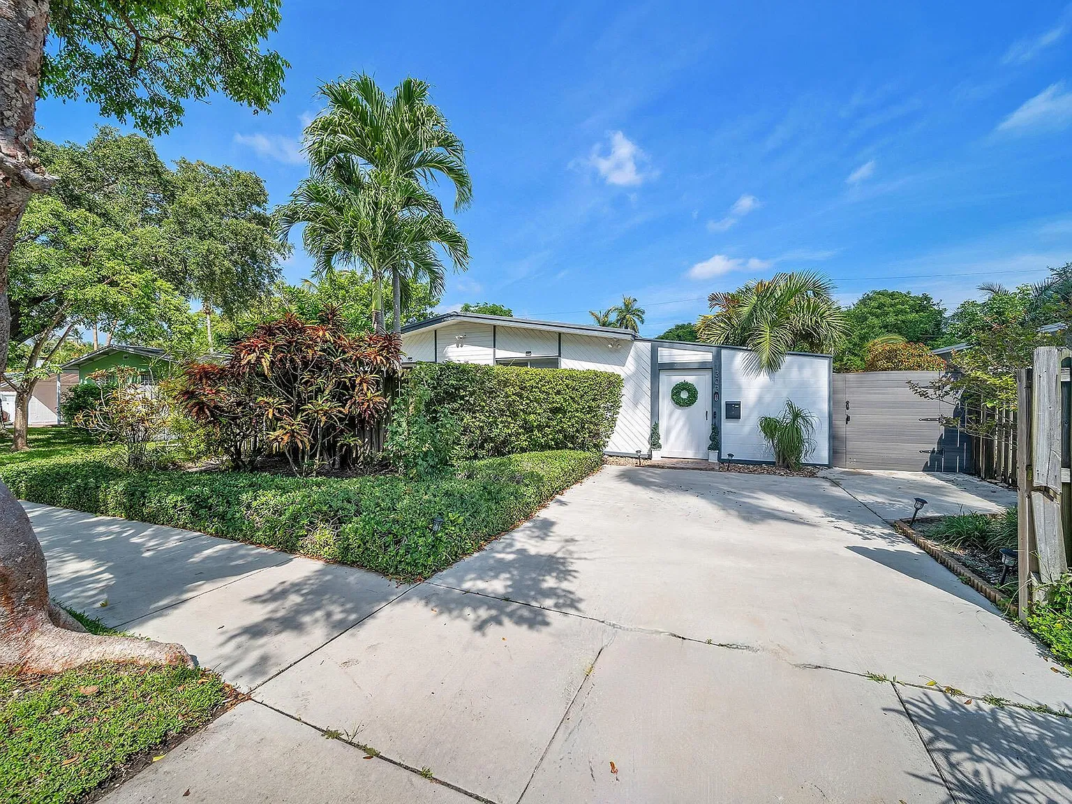 3 bed, 2.0 bath, 1576 sqft, $6,100 — Photo 3