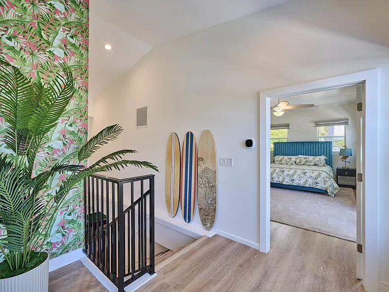 100 Neptune Dr — Photo 40