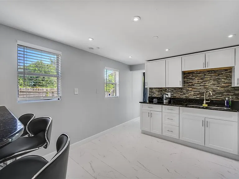 1601 Palm Way — Photo 12