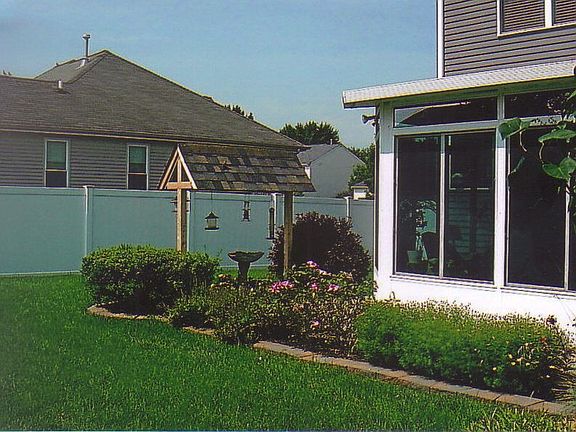 6' vinyl privacy fence