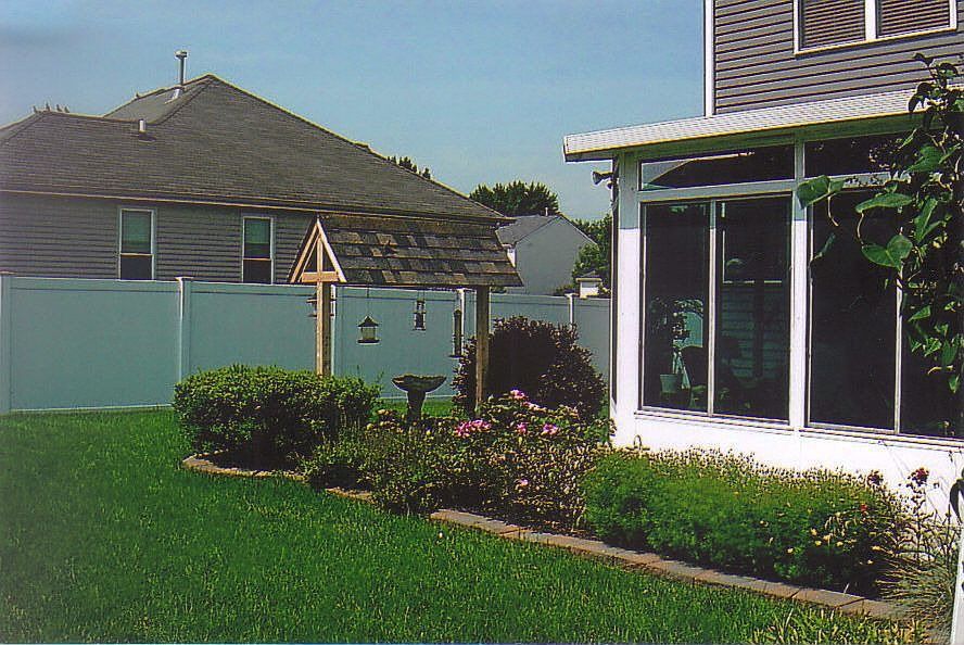 6' vinyl privacy fence