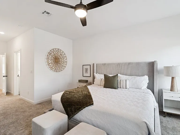 2410 W Charleston St — Photo 36