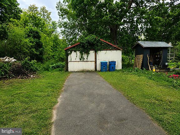 3rd image of 2043 Newark Rd
