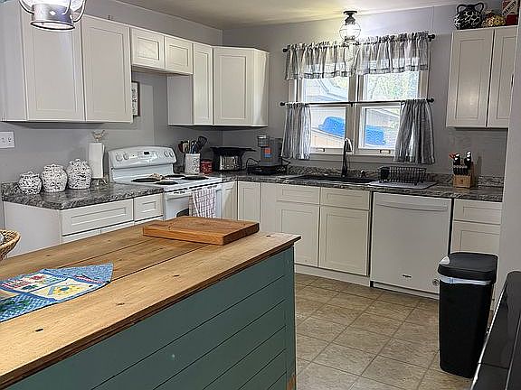 Kitchen newly remodeled