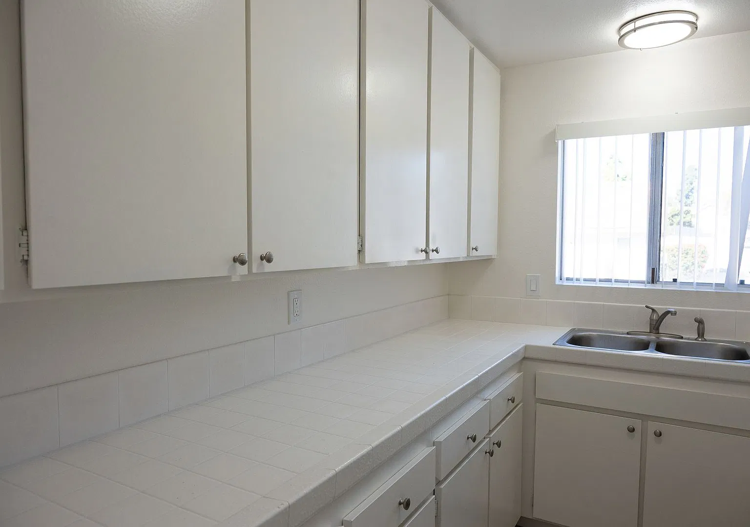 2 bed/ 1 bath Townhouse with a garage — Photo 4