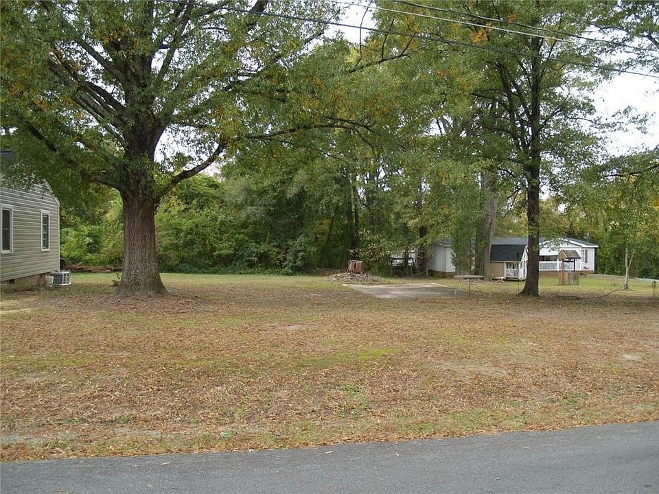1st image of 2 Pinecroft Dr