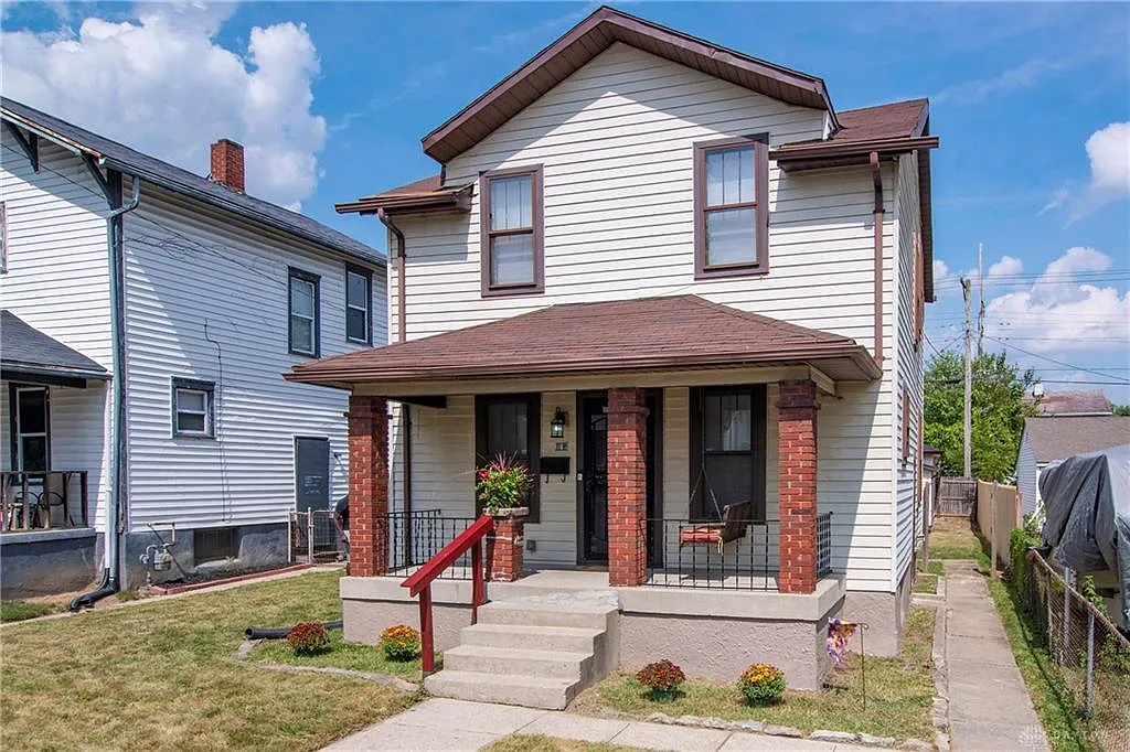 145 Ashwood Ave photo 1