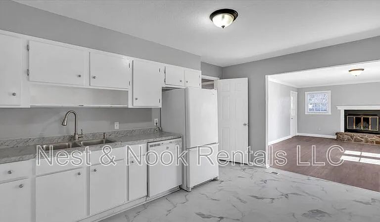 2923 S Irvington Ave — Photo 4