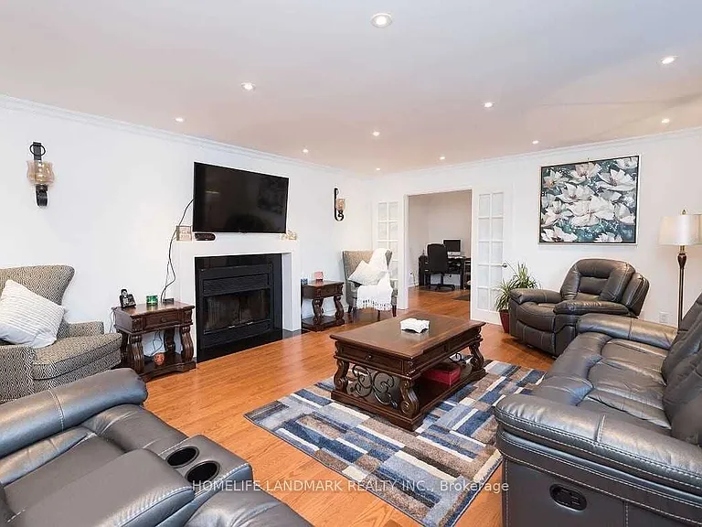 32 Elmvale Blvd — Photo 17