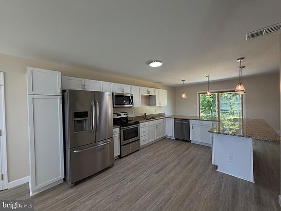 3rd image of 805 Antrim Ln