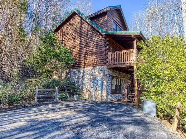 704 Yona Trail Way, Gatlinburg, TN 37738