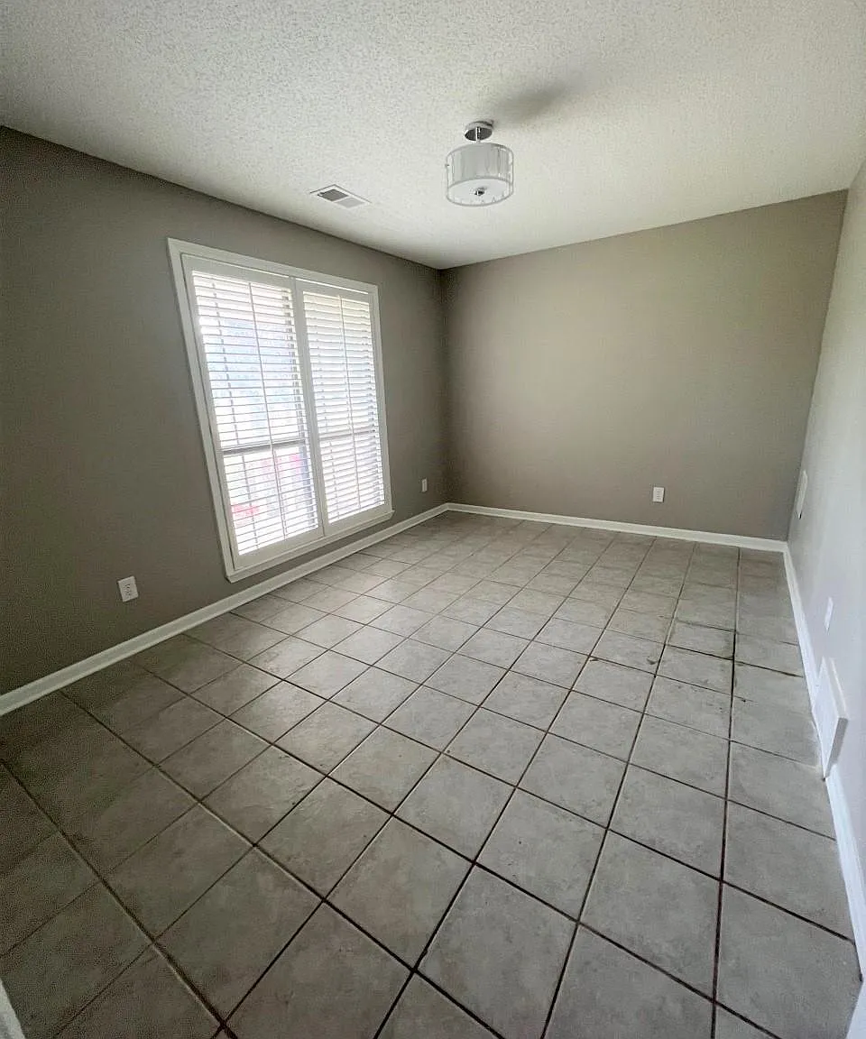 4 bed, 2.5 bath, 2491 sqft, $3,300 — Photo 3