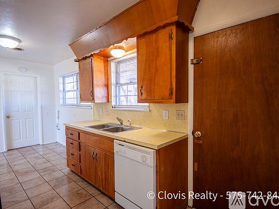 5th image of 908 W Plains Ave