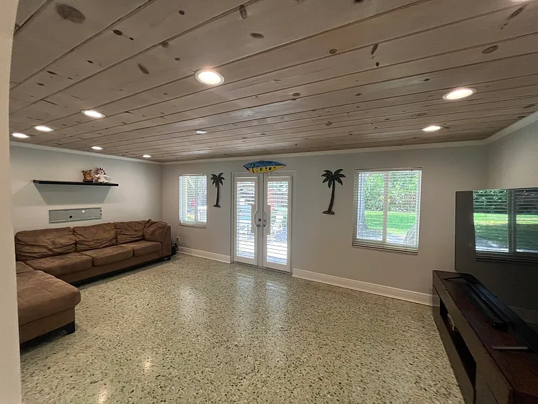 620 NE 9th Ave — Photo 41