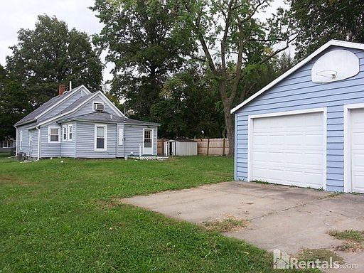 3rd image of 2745 SE Wisconsin Ave