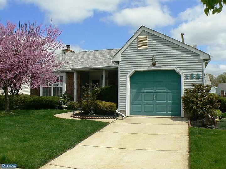 1st image of 152 Lakebridge Dr