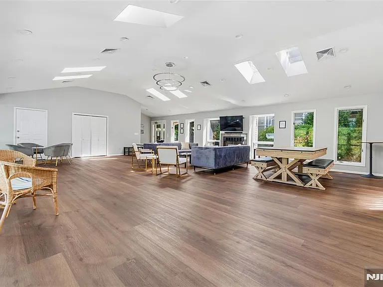 546 Windsor Dr — Photo 15
