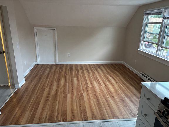 4th image of 106 Knight St