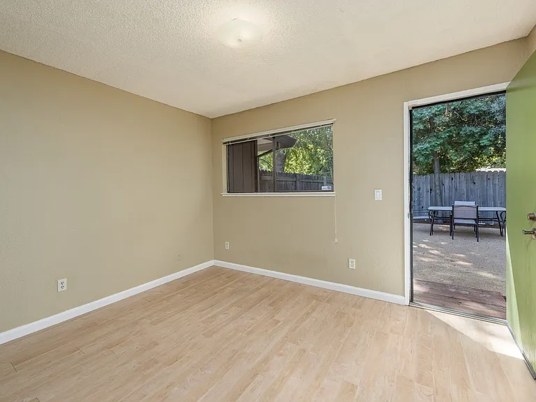 2306 E 8th St — Photo 16