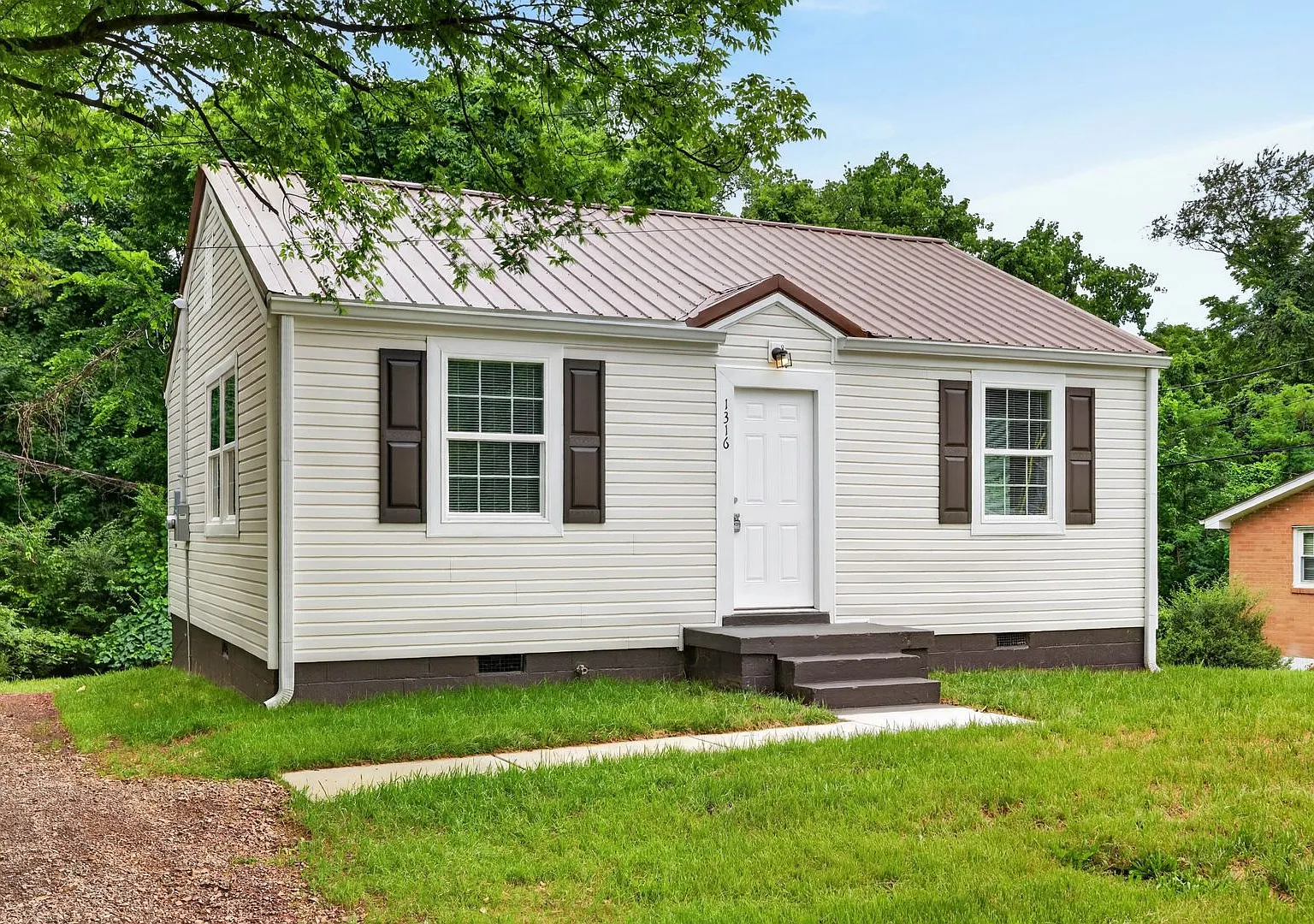 2 Bedroom Home For Rent Near APSU! — Photo 3