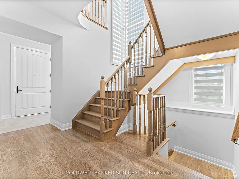 166 Prince Charles Cres — Photo 6