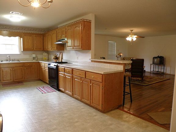 2nd image of 413 Harris Morton Rd