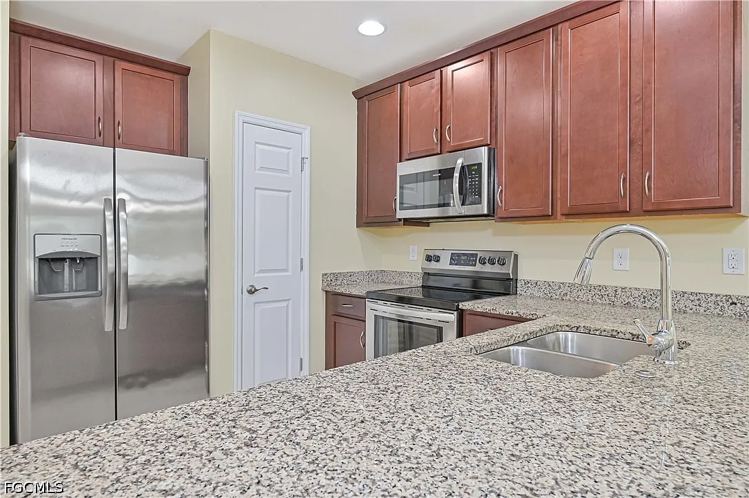3 bed, 2.5 bath, 1477 sqft, $2,000 — Photo 4