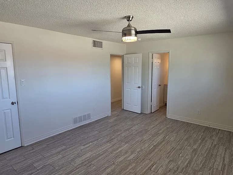 1201 E Barcelona Ave — Photo 33