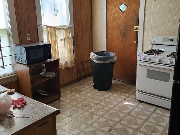 3rd image of 10907 Hathaway Ave