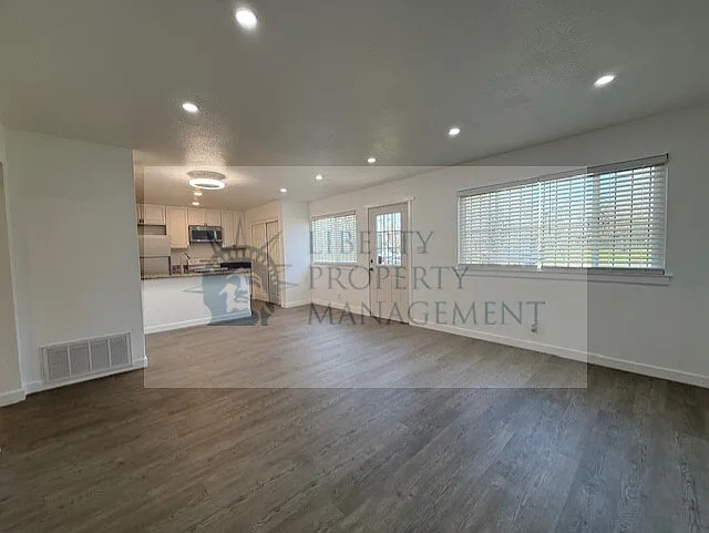 2 bed, 879 sqft, $1,450 — Photo 2