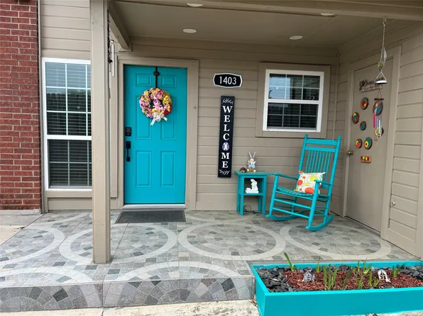 1403 Meadowood Village Dr, Fort Worth, TX 76120