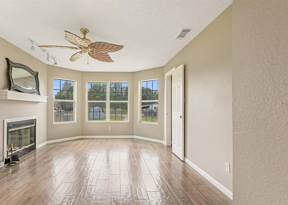 1st image of 704 Mimosa St