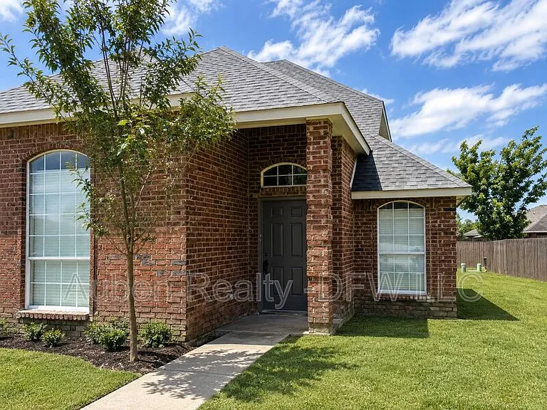 434 Chestnut Ln — Photo 3
