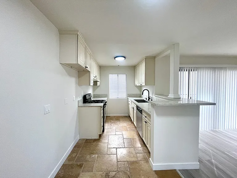 13925 Sherman Way — Photo 25