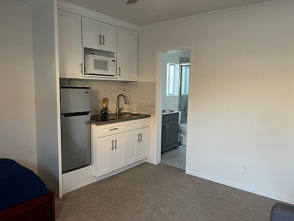 5th image of 11738 Darlington Ave #6