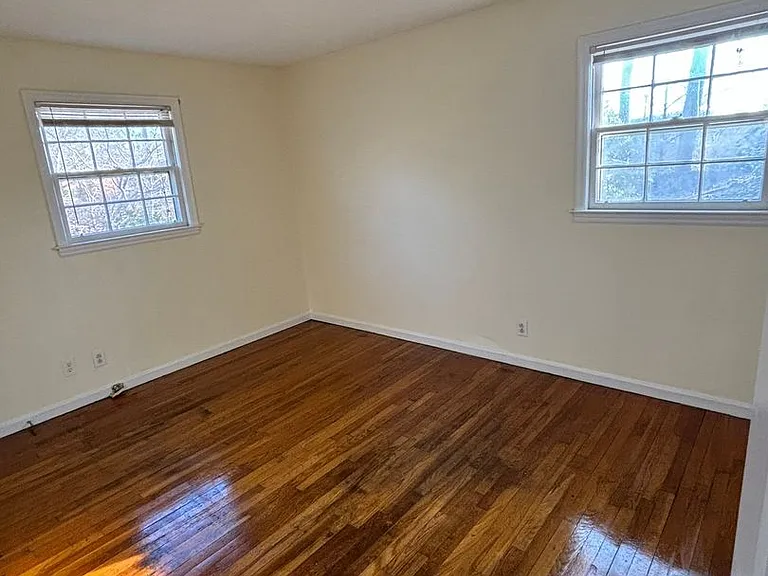 209 Mayfair Dr — Photo 5
