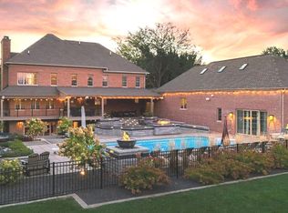 1204 Oak Creek Rd, Mahomet, IL 61853