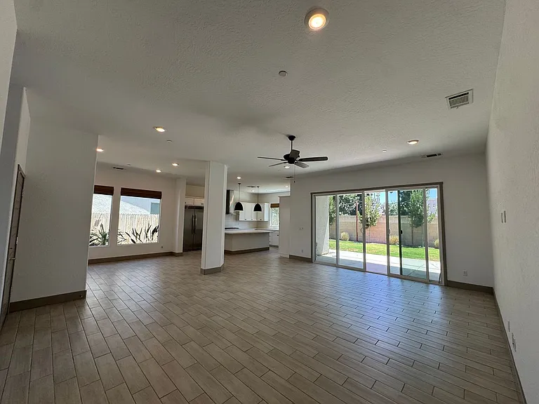 2637 W Andrew Ln — Photo 9