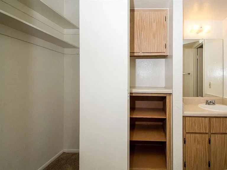 University Square Apartments — Photo 20