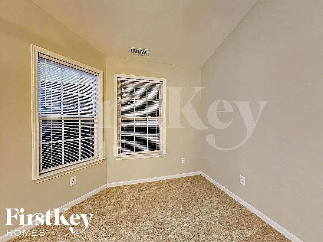3 bed, 2.0 bath, 1141 sqft, $1,715 — Photo 3