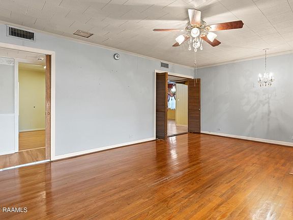 5th image of 804 Prioux St